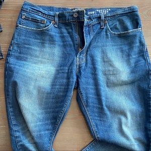 Denizen from Levi’s. 36/33 regulars taper fit.
